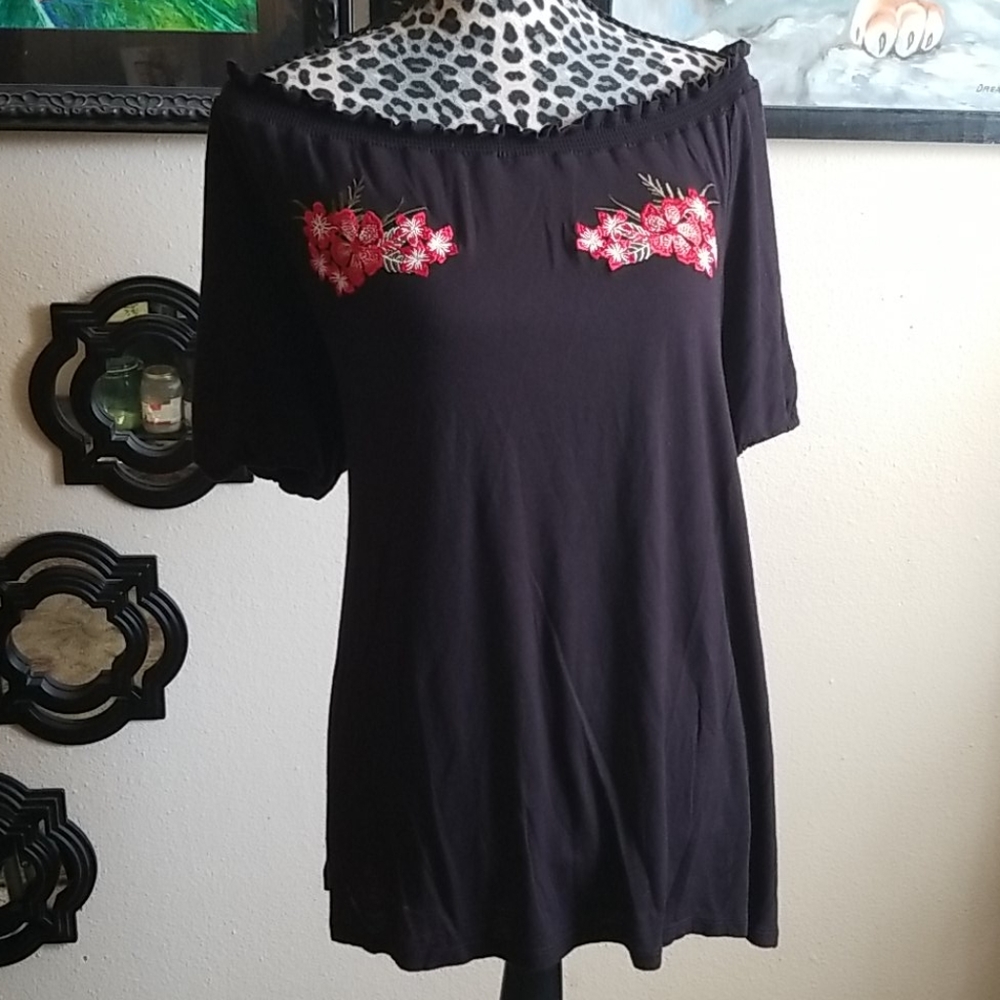 Nine Four One. Xl black, rose embroidery